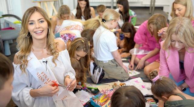Las finalistas de Miss Polonia pasaron un día con niños y familias refugiadas de Ucrania y preparando paquetes de ayuda