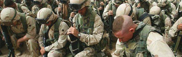 Soldados rezando.