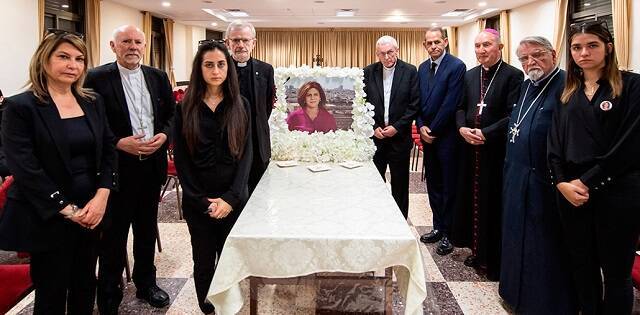 Obispos europeos con la familia de la periodista grecocatólica Shireen Abu Aklah - foto de la Conferencia de Obispos de Inglaterra