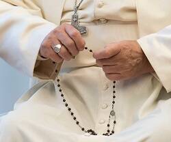 Manos del Papa Francisco rezan con el Rosario
