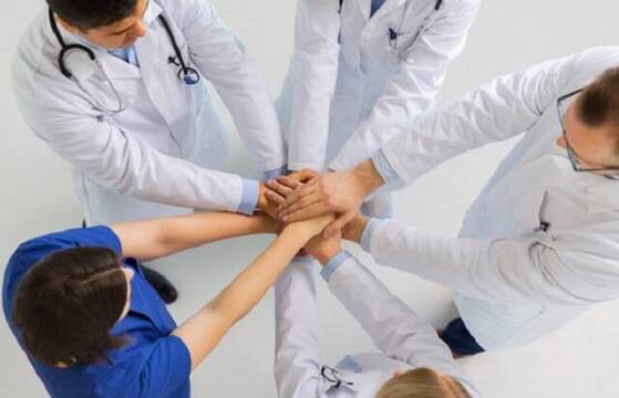 Sanitarios juntan sus manos