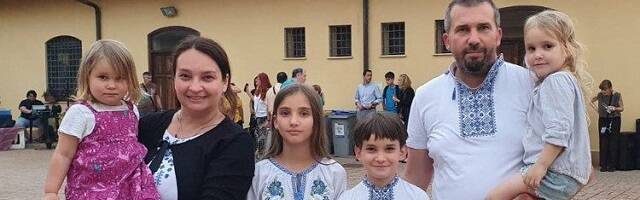 Oksana con su esposo e hijos - desde la parroquia ucraniana de Roma ha colaborado con la acogida de refugiados y el envío de ayuda
