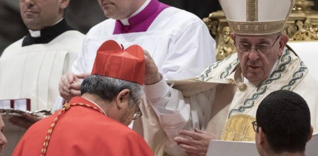 El Papa Francisco impone el birrete cardenalicio.
