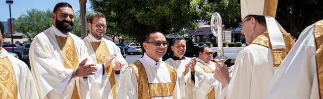 Anthony Dang tras ser ordenado diácono