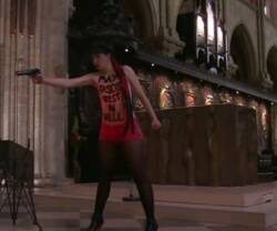 Activista de FEMEN en Notre Dame.