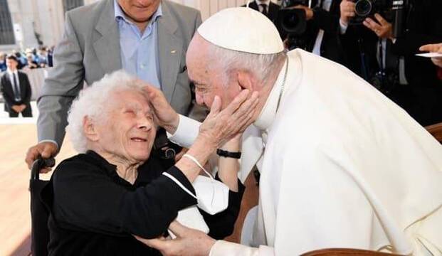 El Papa Francisco saluda a una anciana en la Audiencia General