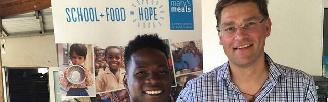 Magnus, fundador de Marys Meals, con un joven haitiano, antiguo beneficiado, hoy colaborador