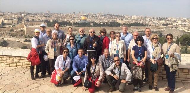 Fray Emérito Merino en Jerusalén con peregrinos de Talavera de la Reina