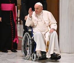 El Papa, en silla de ruedas