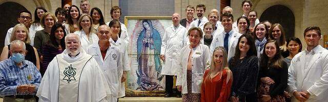 Misa blanca en Denver, Colorado, en 2021... una ocasión de reunir a los sanitarios católicos en oración y fraternidad