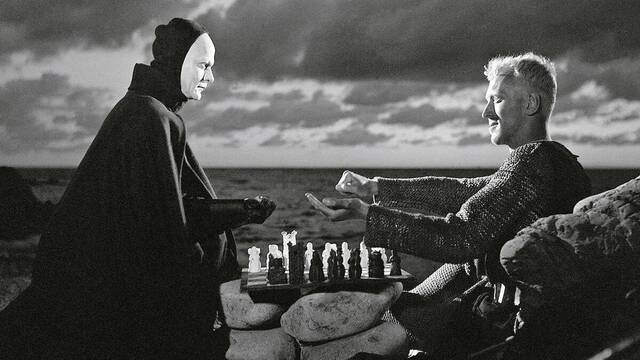 Escena de 'El séptimo sello' de Bergman: el caballero juega al ajedrez con la Muerte.