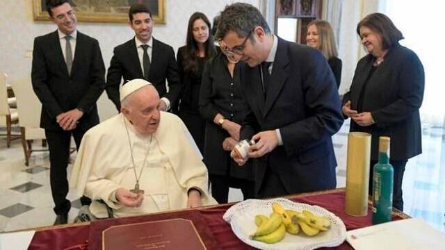 El ministro español Félix Bolaños lleva al Papa azafrán manchego, aceite de Jaén y plátanos de La Palma