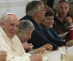 El Papa Francisco en una comida con personas pobres de la Limosnería Apostólica en 2015