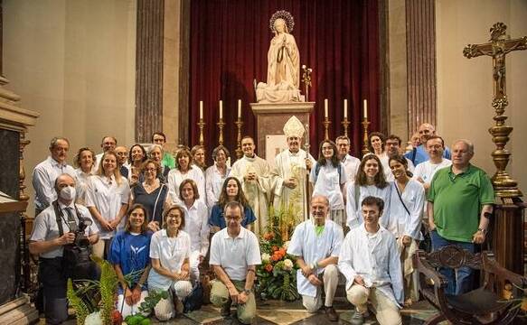 Estos son los sanitarios católico pioneros que podrán presumir de que en 2022 estuvieron en la primera misa blanca de Cataluña