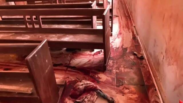 Sangre en la iglesia nigeriana del atentado.