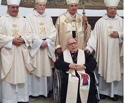 Antonio Montero, sentado, con 90 años en 2019, y 50 de obispo, rodeado de obispos... 