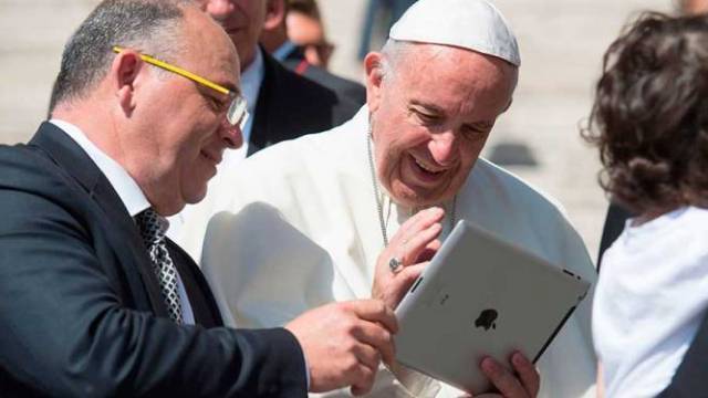 El Papa Francisco con una tablet. 