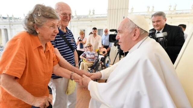 El Papa Francisco con dos ancianos. 
