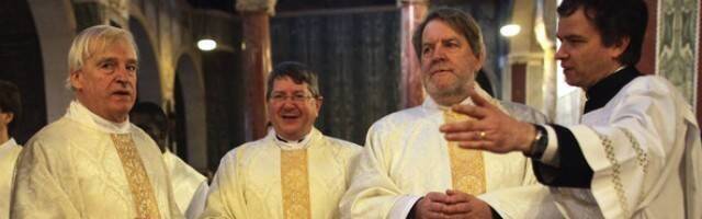Los ex-obispos anglicanos Newton, Broadhurst y Burnham, en 2011, recién ordenados sacerdotes católicos en el Ordinariato inglés