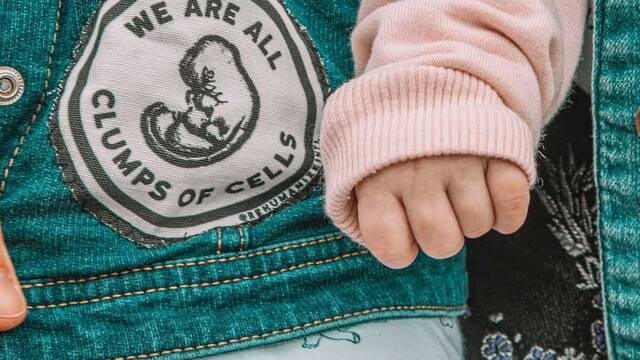 Etiqueta provida en la ropa de un bebé.