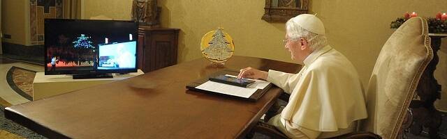 En diciembre de 2011 Benedicto XVI encendió las luces navideñas de Gubbio, lejos de Roma, con una tablet AndroidSony... ningún Papa hizo eso antes