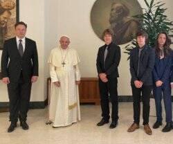 Elon Musk y el Papa Francisco. 