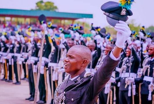Policías nigerianos de celebración... pero les queda mucho por hacer contra la ola de secuestros
