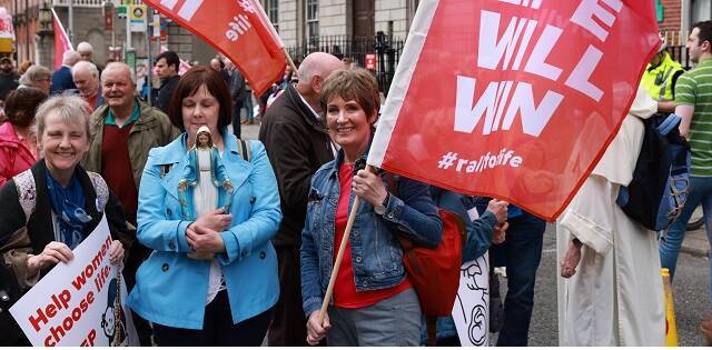 Unas señoras provida en Dublín, con pancartas y una virgencita