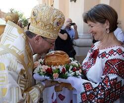 Ofrecen al arzobispo mayor Shevchuk el pan y la sal, signo tradicional eslavo de hospitalidad