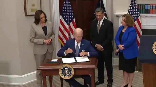 Biden firma una orden ejecutiva abortista.