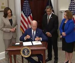 Biden firma una orden ejecutiva abortista.