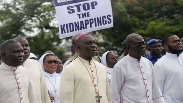 Sacerdotes de Nigeria manifestándose ante los secuestros.