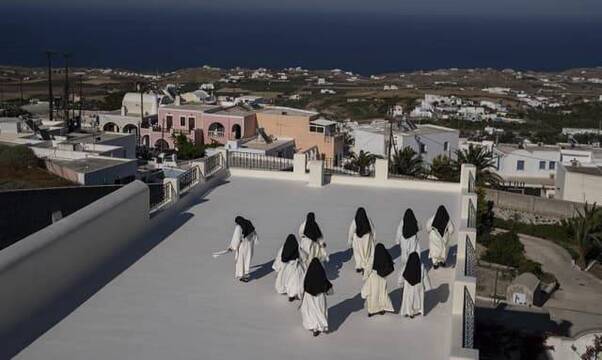 Las 13 dominicas de Santorini rezan por el mundo y por los numerosos turistas que cada año visitan la isla griega / Petros Giannakouris / Associated Press