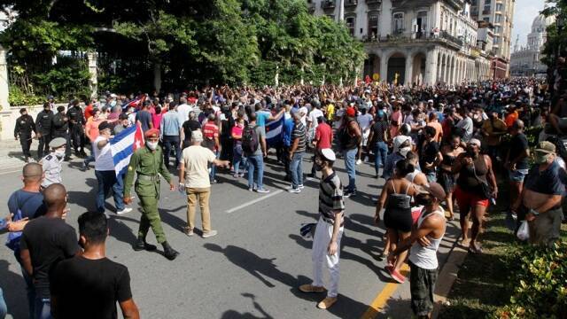 Miles de personas protestan en Cuba el 11 de julio de 2021.