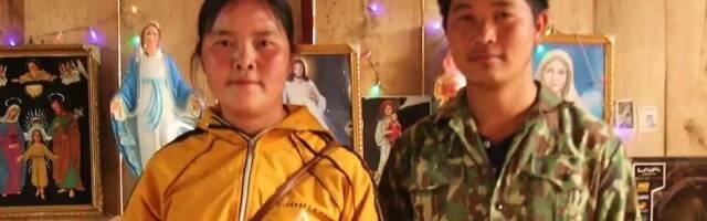 May, catequista hmong de Vietnam, con su marido y figuras católicas