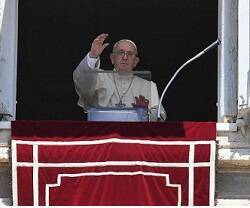 Papa Francisco saluda en la ventana del Palacio Apostólico