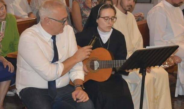 Helena Expósito Abad profesó sus votos temporales el pasado sábado. En su vida de fe, la guitarra ha sido un elemento fundamental.