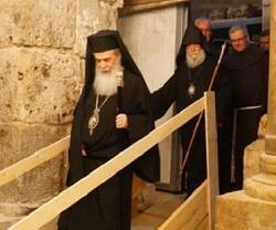 Los patriarcas armenio y griego de Jerusalén y el Custodio franciscano en las excavaciones del Santo Sepulcro - foto Custodia Tierra Santa