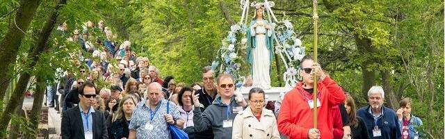 Procesión de la Asunción de la Virgen en Champion, Wisconsin, lugar de las apariciones a Adele Brise