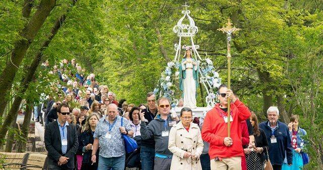 Procesión de la Asunción de la Virgen en Champion, Wisconsin, lugar de las apariciones a Adele Brise