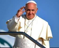 El Papa Francisco subiendo al avión