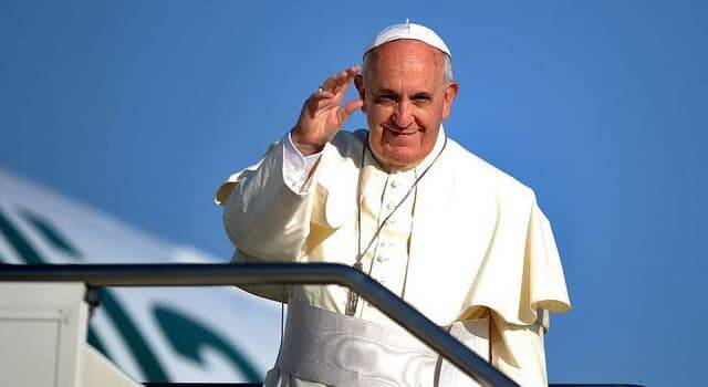 El Papa Francisco subiendo al avión