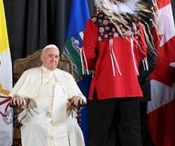 Francisco recibe los saludos de bienvenida de líderes indígenas en el aeropuerto de Edmonton