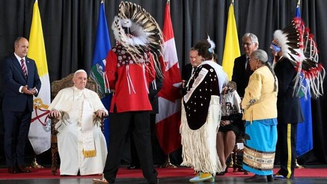 Francisco recibe los saludos de bienvenida de líderes indígenas en el aeropuerto de Edmonton