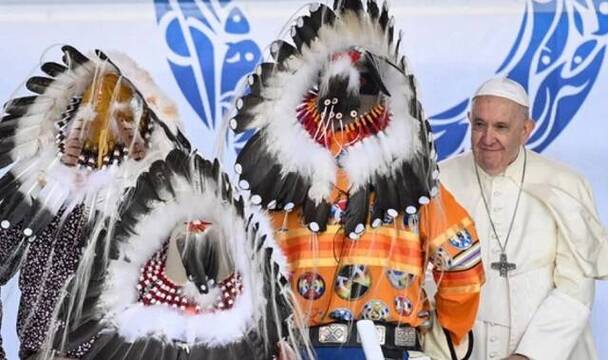 Francisco con los líderes indígenas cree y otros en Canadá, en su primer gran acto en el país