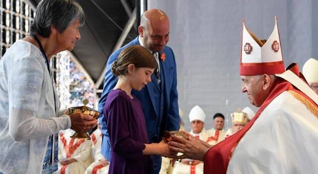 Niños y mayores entregaron las ofrendas al Papa Francisco en la misa de Edmonton
