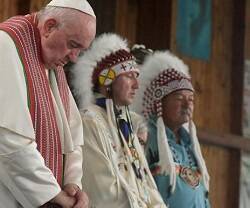 Francisco en el Lago Santa Ana, en Canadá, con jefes de comunidades indígenas