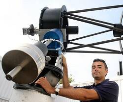 El astrofísico Alberto Castro Tirado con un telescopio