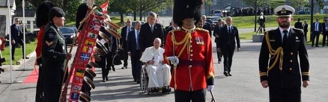 El Papa llega a la Ciudadela de Quebec en silla de ruedas por un problema con sus rodillas