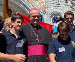 Munilla con voluntarios en una peregrinación a Lourdes en julio de 2022